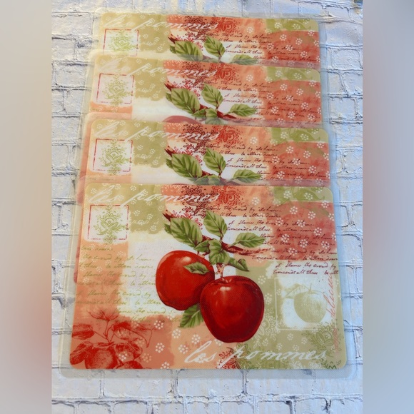 SET OF (4) PLASTIC APPLE THEMED PLACEMATS - Picture 2 of 7